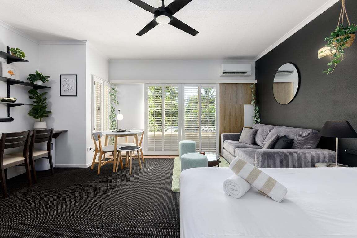 1 bedroom, bed sheets