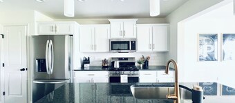 PSU 1 King-2 Queens-5 TV's-Game Rm-3.5M to PSU-Shuttle for Game Day