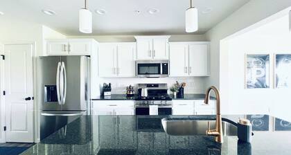 PSU 1 King-2 Queens-5 TV's-Game Rm-3.5M to PSU-Shuttle for Game Day