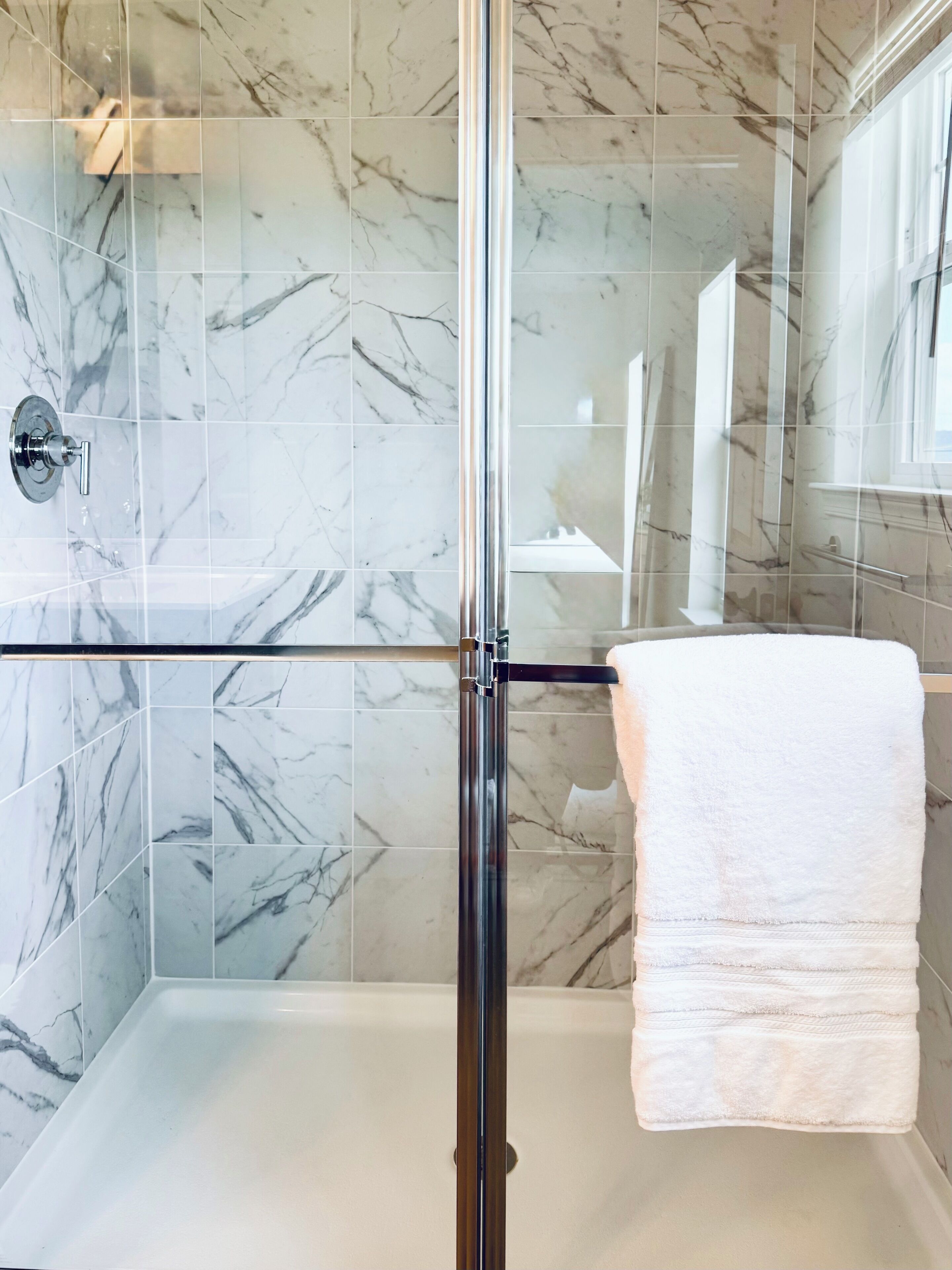 シャワー、ヘアドライヤー、タオル、石鹸