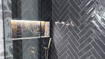 Een douche, een haardroger, handdoeken, zeep