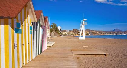 Bright flat 50m from the beach with swimming pool and car park