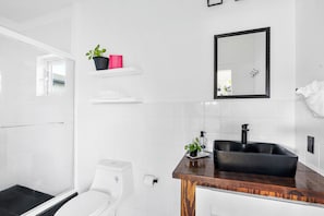 Douche, serviettes fournies, savon, papier toilette