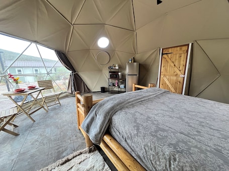 1 bedroom, WiFi, bed sheets. Dome 6 Glamping in Bear Lake