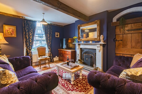 TV, fireplace