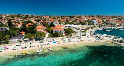 TJ Escape – Mobile home with jacuzzi in Pakoštane, a perfect getaway!