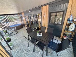 تناول الطعام بالخارج