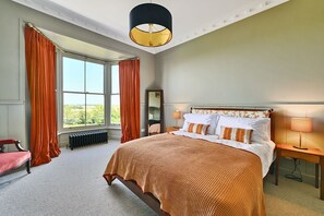 7 bedrooms, iron/ironing board, WiFi, bed sheets - Chequer -  a holiday let that sleeps 14 guests  in 7 bedrooms (Rye)