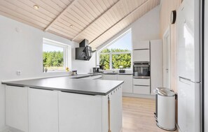 Jääkaappi, uuni, liesi, astianpesukone