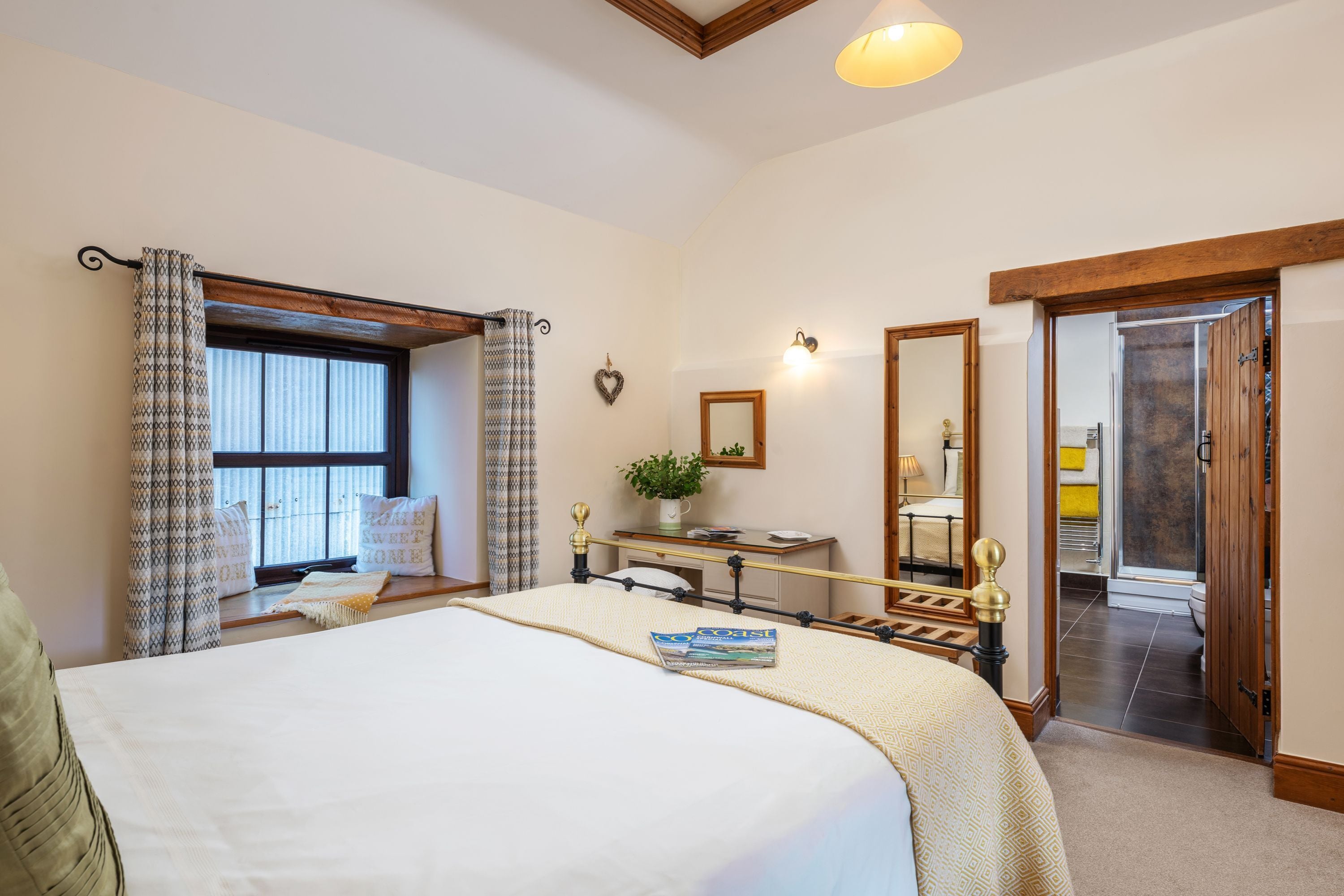 Tabla de planchar con plancha, wifi gratis y ropa de cama 