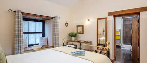 Tabla de planchar con plancha, wifi gratis y ropa de cama