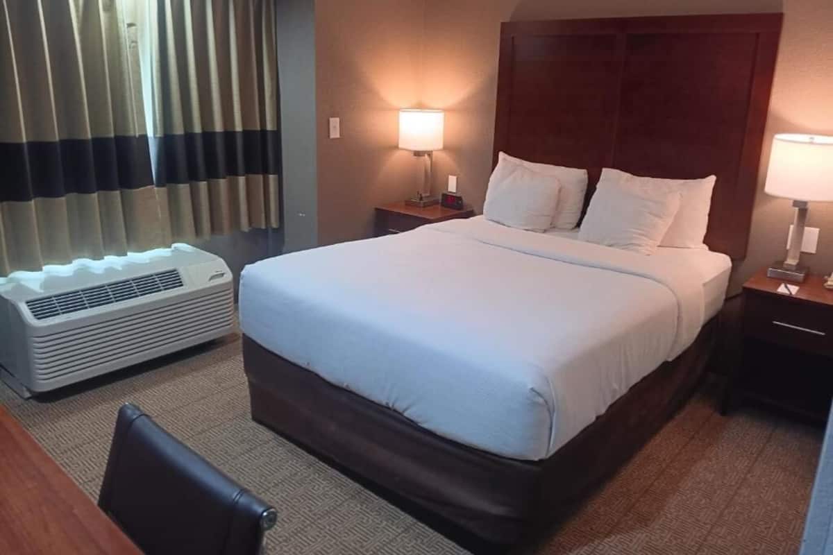 In-room safe, desk, laptop workspace, free WiFi