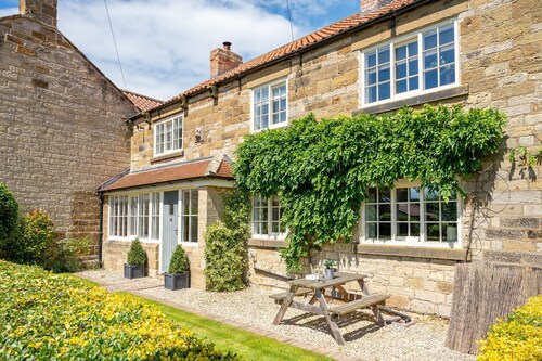 Paddock View -  a cottage that sleeps 8 guests  in 4 bedrooms