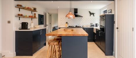 Køleskab, mikrobølgeovn, ovn, kogeplade