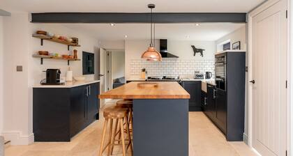 Paddock View - a cottage that sleeps 8 guests in 4 bedrooms