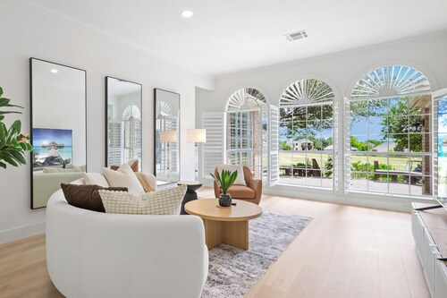 5 Beds Luxury Retreat on Golf Course