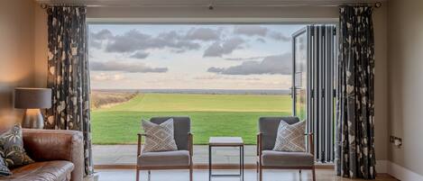 Smart-TV, Kamin, Videospiele, Stereoanlage