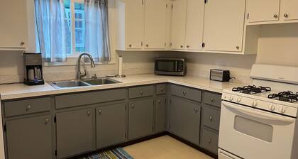 Bluff Bliss. Stroll along the bluff to downtown .6miles. FRESHLY renovated.