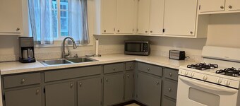 Bluff Bliss. Stroll along the bluff to downtown .6miles. FRESHLY renovated.