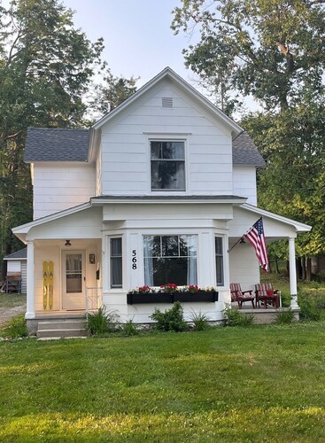 Bluff Bliss. Stroll the Tunnel of Trees bluff to downtown.  FRESHLY renovated.