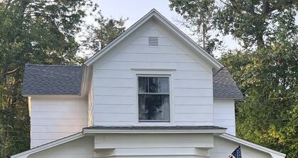 Bluff Bliss. Stroll the Tunnel of Trees bluff to downtown. FRESHLY renovated.