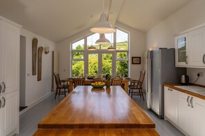 Fridge, microwave, oven, stovetop - Chuggs Orchard  - sleeps 8 guests  in 4 bedrooms (Croyde)