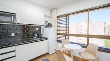 Studio de base | Cuisine privée | Réfrigérateur, four à micro-ondes, surface de cuisson