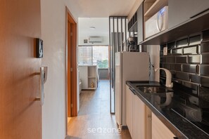 Monolocale Basic | Cucina privata | Frigorifero, microonde, piano cottura, pentole/stoviglie/utensili