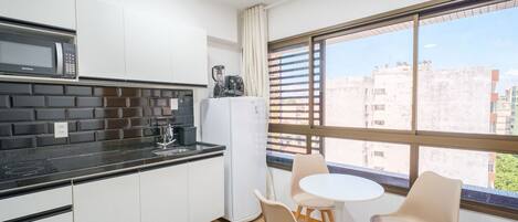 Basic Studio | Private kitchen | Fridge, microwave, stovetop, cookware/dishes/utensils