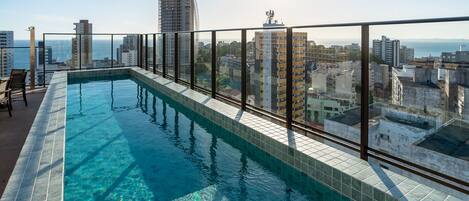 Estudio básico | Piscina | Una piscina al aire libre