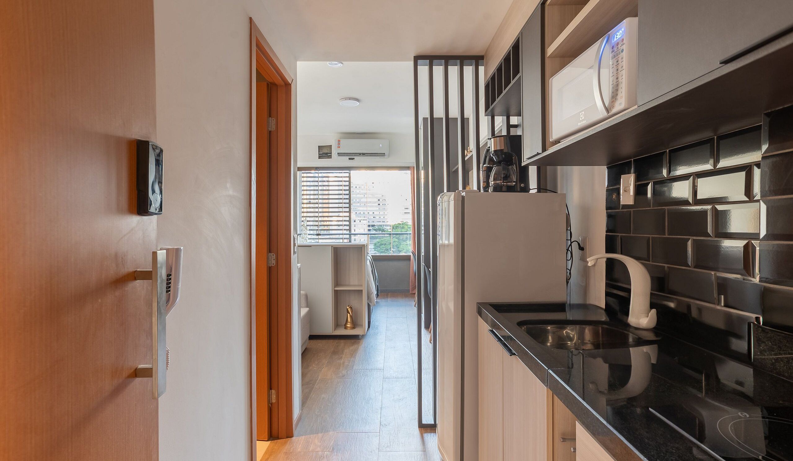 Basic Studio | Private kitchen | Fridge, microwave, stovetop, cookware/dishes/utensils