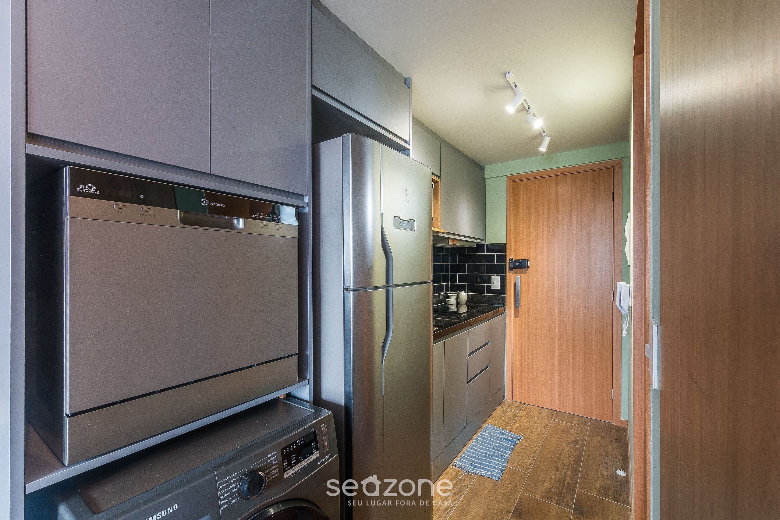 Basic Apartment | Private kitchen | Fridge, microwave, stovetop, cookware/dishes/utensils