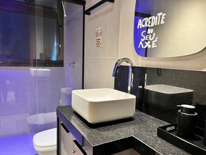 Basic Apartment | Bathroom