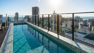 Estudio básico | Piscina | Una piscina al aire libre