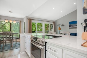 Villa - 1 kingsize-seng - balkon (2402 Lighthouse Tennis) | Privat køkken | Køleskab, mikrobølgeovn, ovn, kogeplade
