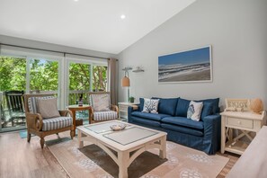 Vila, 1 cama King, sacada (2402 Lighthouse Tennis) | Área de estar | TV de tela plana 42 polegadas com canais digitais