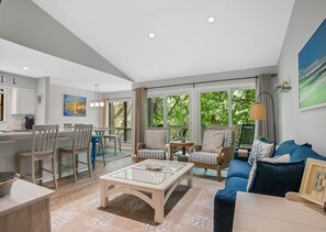 Vila, 1 cama King, sacada (2402 Lighthouse Tennis) | Área de estar | TV de tela plana 42 polegadas com canais digitais