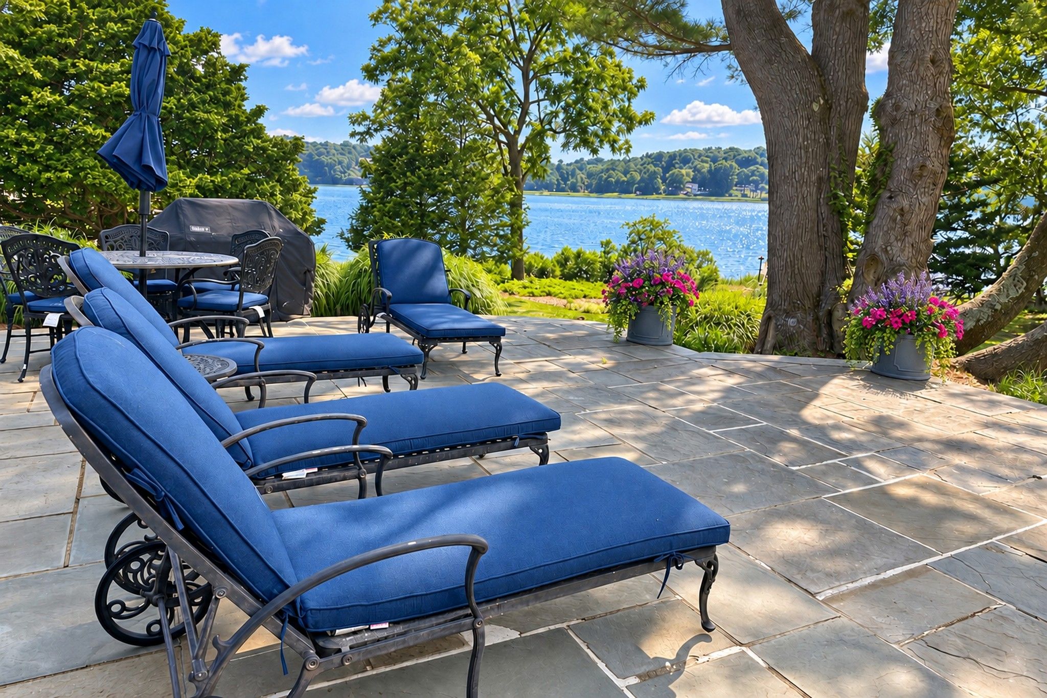 Une terrasse avec des sièges extérieurs et une vue sur un lac.