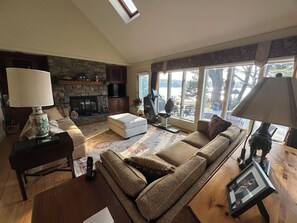 Télévision, cheminée, imprimantes