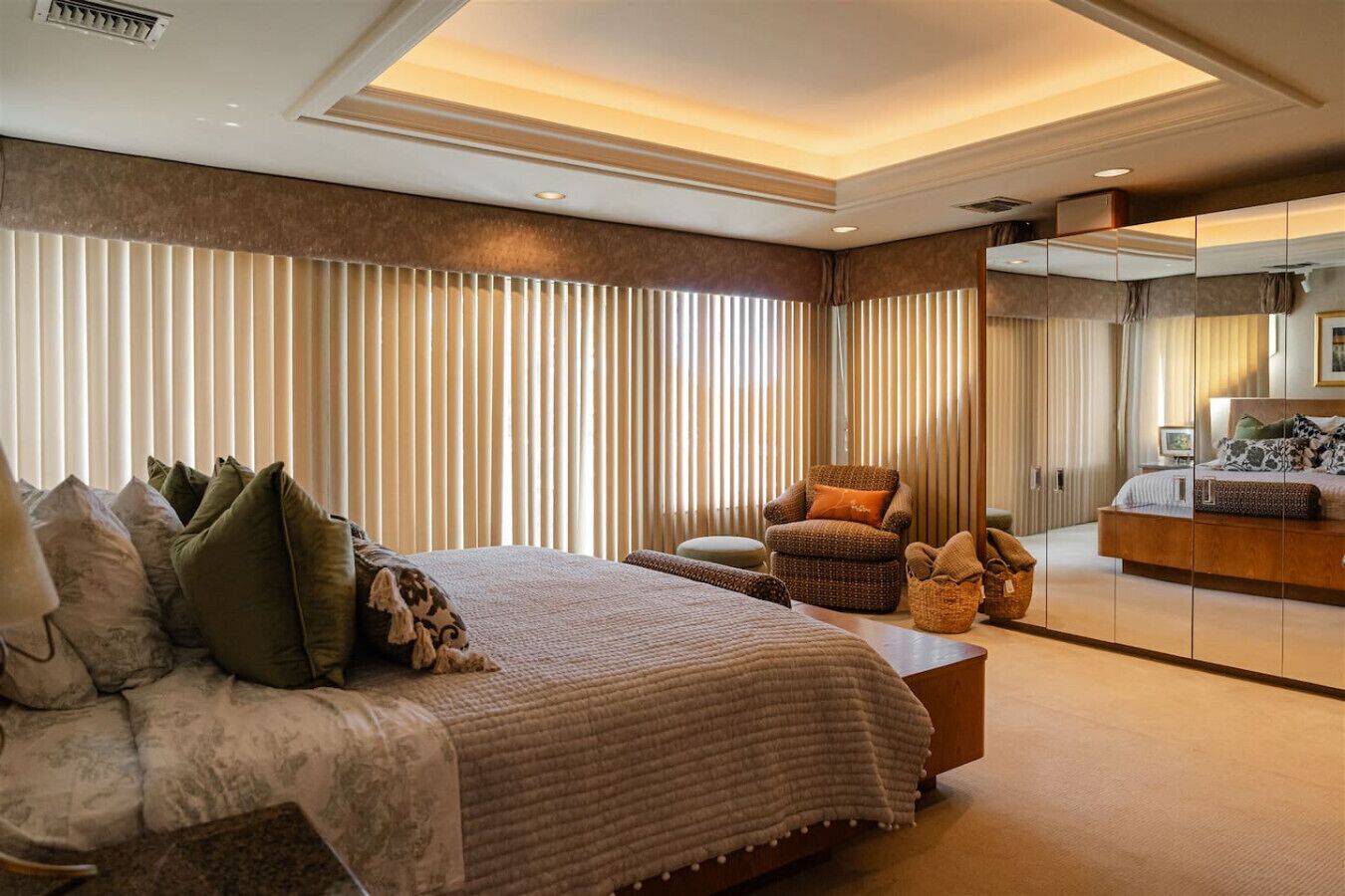 4 bedrooms, desk, iron/ironing board, travel crib