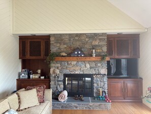 Televisio, takka, tulostin