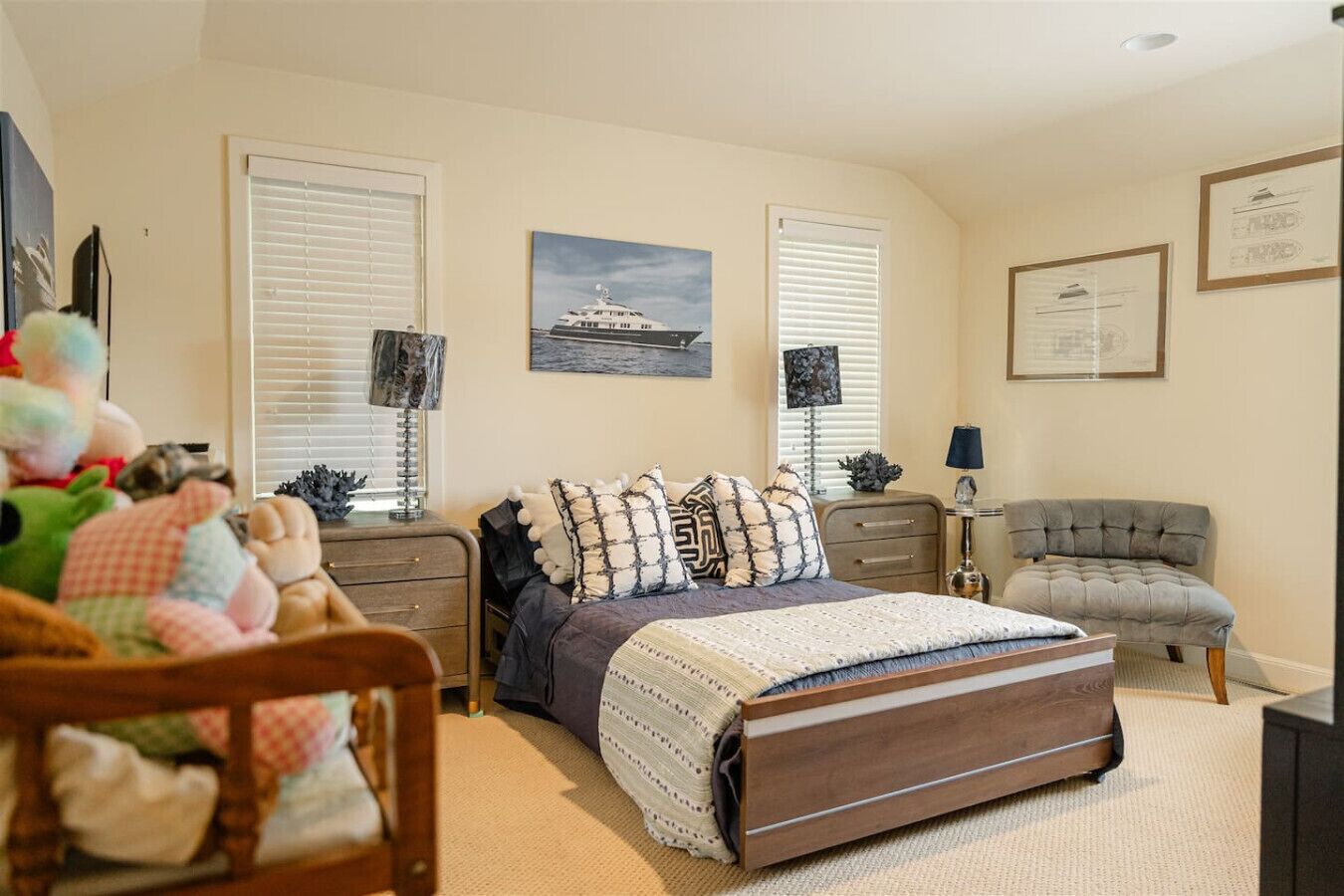 3 bedrooms, desk, iron/ironing board, travel crib