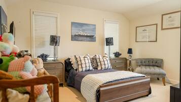 3 bedrooms, desk, iron/ironing board, travel crib