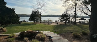 Waterfront Paradise Private Beach + Dock + Hot tub