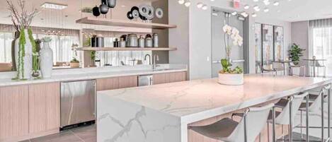 Réfrigérateur, micro-ondes, cafetière/bouilloire