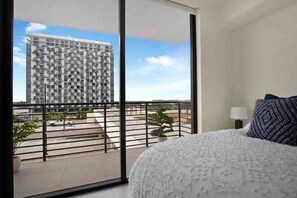 1 bedroom, desk, iron/ironing board, travel crib - Modern & Cozy Studio  | Resort-Style Amenities (Doral)