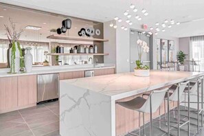 Microwave, cookware/dishes/utensils - Modern & Stylish Studio in Luxury Dt Doral (Doral)