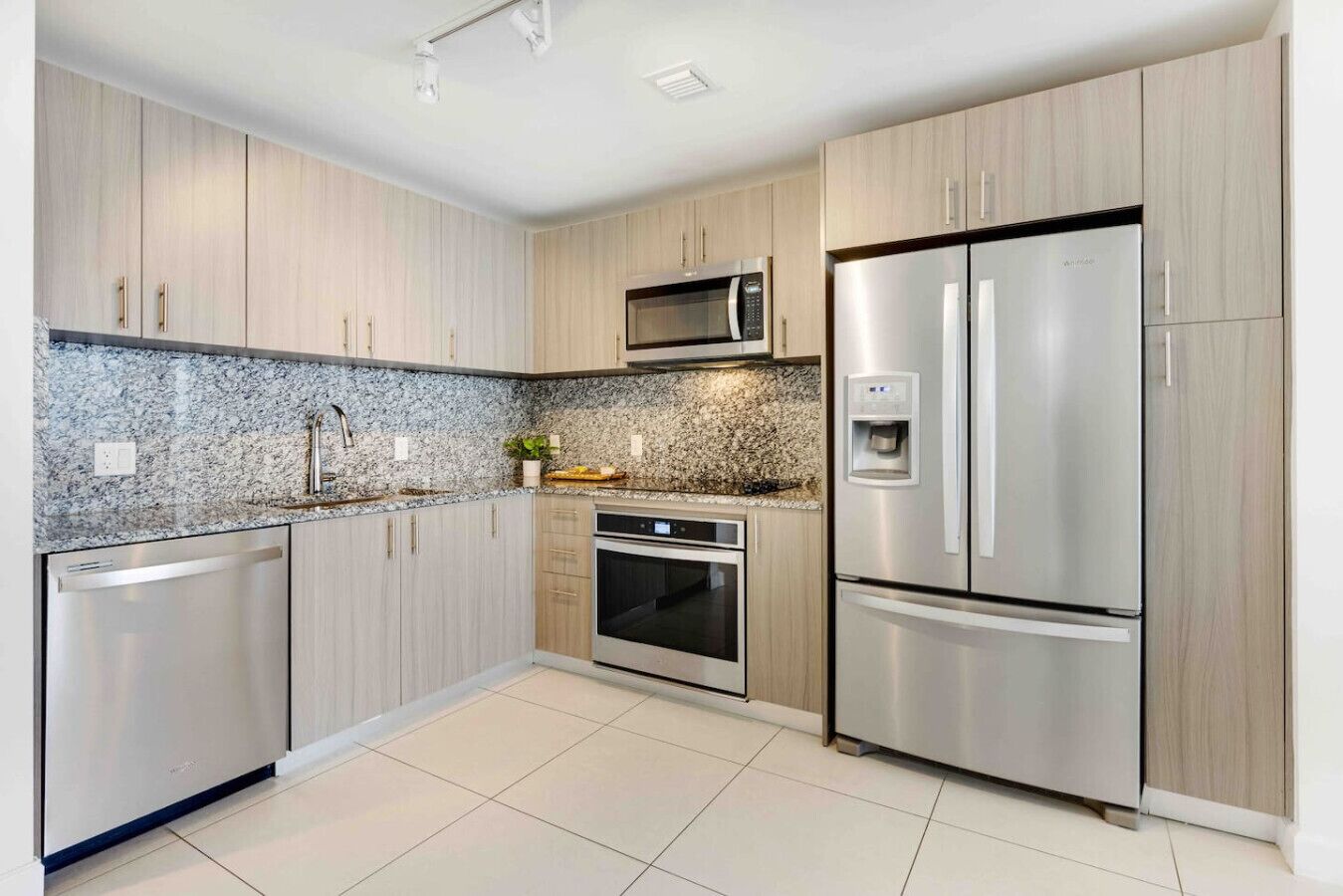 Refrigerador, microondas, cafetera y tetera y utensilios de cocina 