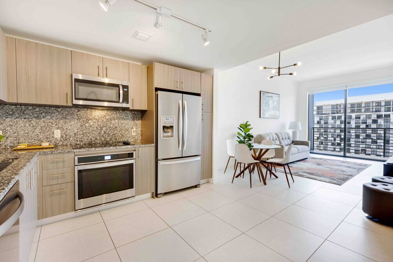 冷蔵庫、電子レンジ、コーヒー / ティーメーカー、調理器具と食器