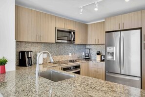 Réfrigérateur, micro-ondes, four, lave-vaisselle